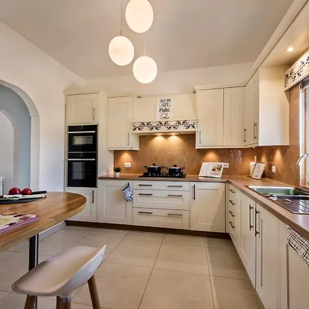 Villa Charming 3 Bedroom Nestled Amongst The Orange Groves Of Silves, Algarve, Portugal *